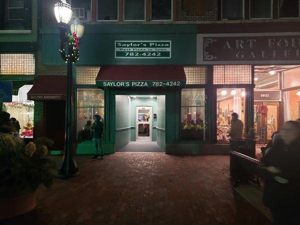 Saylor's Front Street Pizzeria